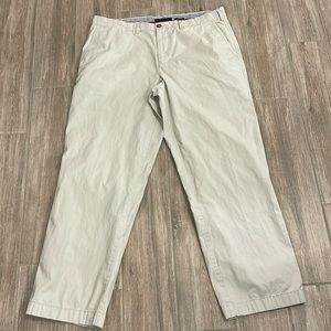 Men’s Tommy Hilfiger classic fit khaki’s size 38/32